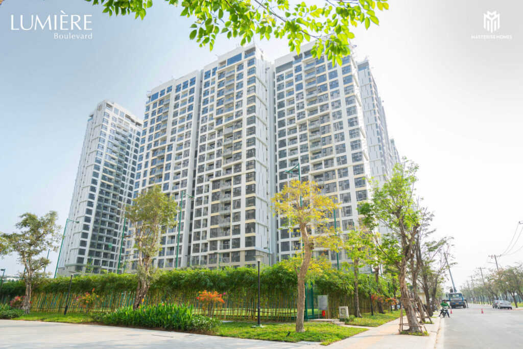 Những mảng xanh ngoại khu và nội khu của LUMIÈRE Boulevard. Đội ngũ Masterise Homes® đang phối hợp chặt chẽ với các đối tác để hoàn thiện nhanh nhất tiện ích nội khu. 
