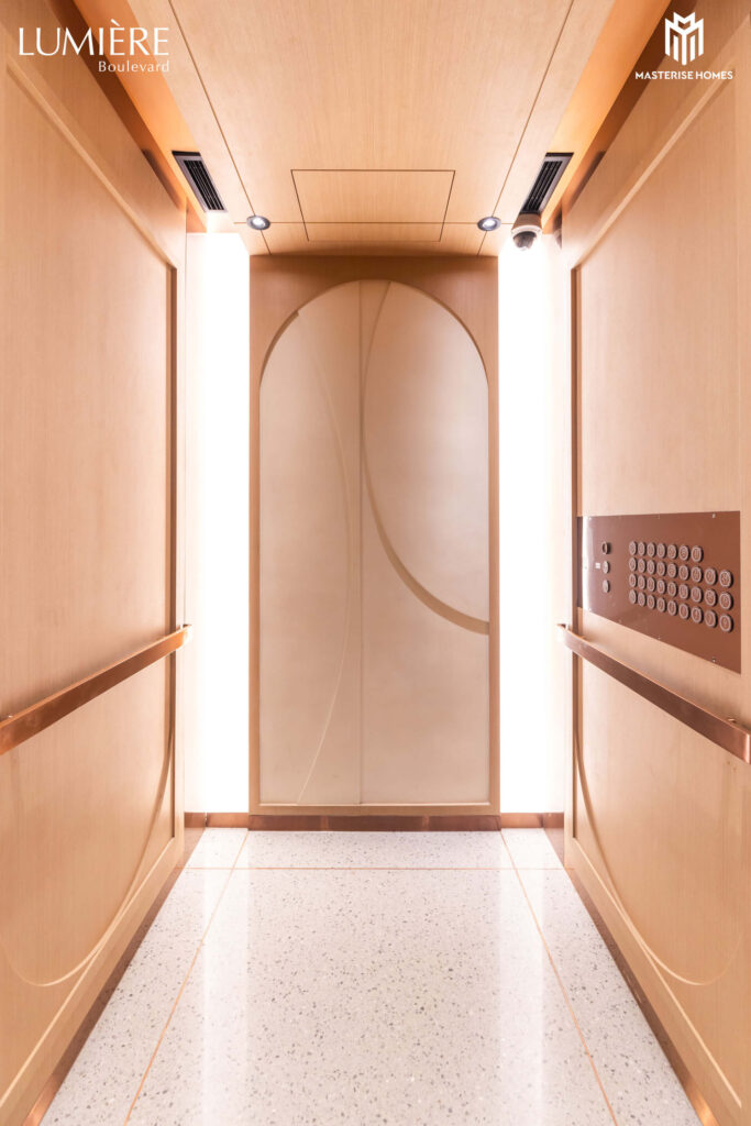 Sảnh thang máy và không gian buồng thang máy đã hoàn thiện tại LUMIÈRE Boulevard, với thiết kế tựa khách sạn cao cấp.