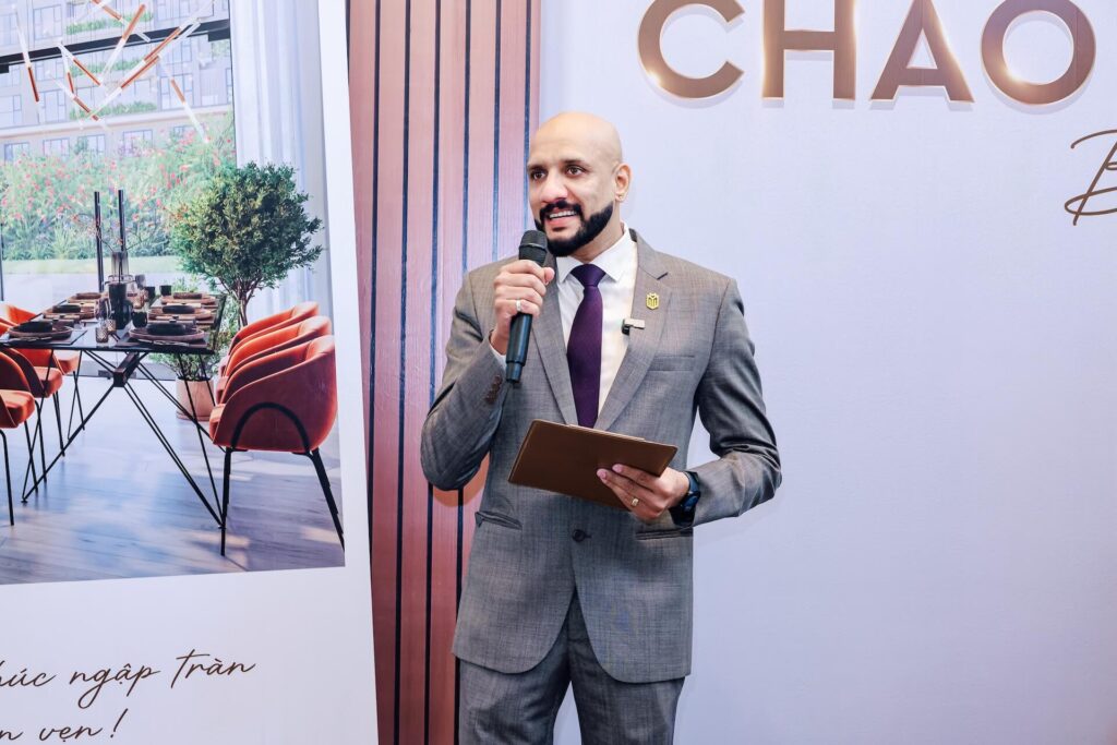 Đại diện Masterise Homes®, Ông Dax Phillip – Phó Giám đốc Điều hành phụ trách Quản lý bàn giao nhà chia sẻ: “Masteri Centre Point được kiến tạo bởi Masterise Homes® cùng đội ngũ đối tác hàng đầu thế giới, chúng tôi luôn mong muốn mang đến giá trị khác biệt, tiên phong chuẩn mực sống sang cho thị trường bất động sản Việt Nam. Sự kiện bàn giao hôm nay không chỉ là cột mốc trọng đại của dự án, mà còn chính thức xác lập chuẩn sống cao cấp nhất khu Đông TP.HCM, chúng tôi cam kết mang đến những đặc quyền trải nghiệm cùng chuẩn sống mới đẳng cấp quốc tế, cùng dựng xây cộng đồng cư dân ưu tú, sống sướng nhất Grand Park.” Đây cũng là dự án thứ 5 của Masterise Homes® chính thức bàn giao đến cư dân trong năm 2023, minh chứng năng lực vượt trội và hiện thực hóa cam kết kiến tạo những công trình biểu tượng và phong cách sống khác biệt cho thị trường bất động sản Việt Nam. Đẳng cấp khác biệt được Masterise Homes® hiện thực hóa trong từng chi tiết tại Masteri Centre Point, mang đến giá trị vượt trội, không gian sống sang nhất cho cộng đồng cư dân ưu tú tại khu Đông TP.HCM.